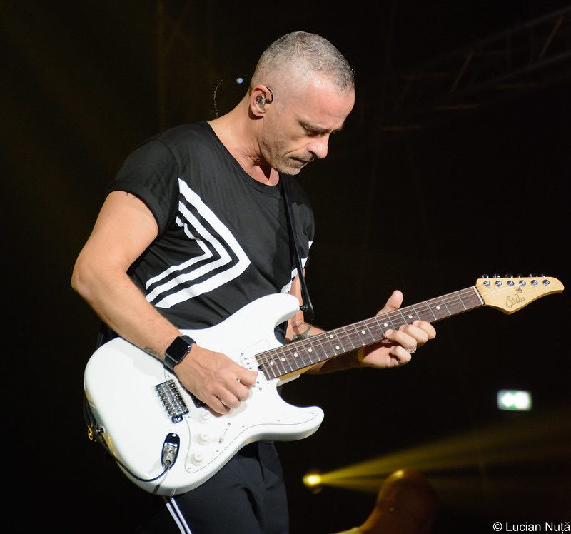 Eros Ramazotti playing guitar